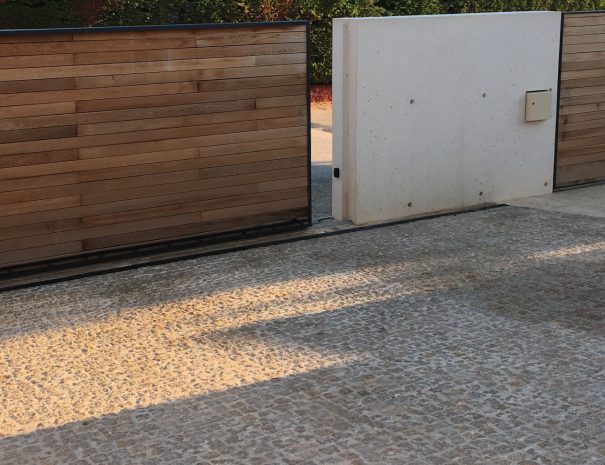 Villa contemporaine - pavés granit réalisé par BLR International
